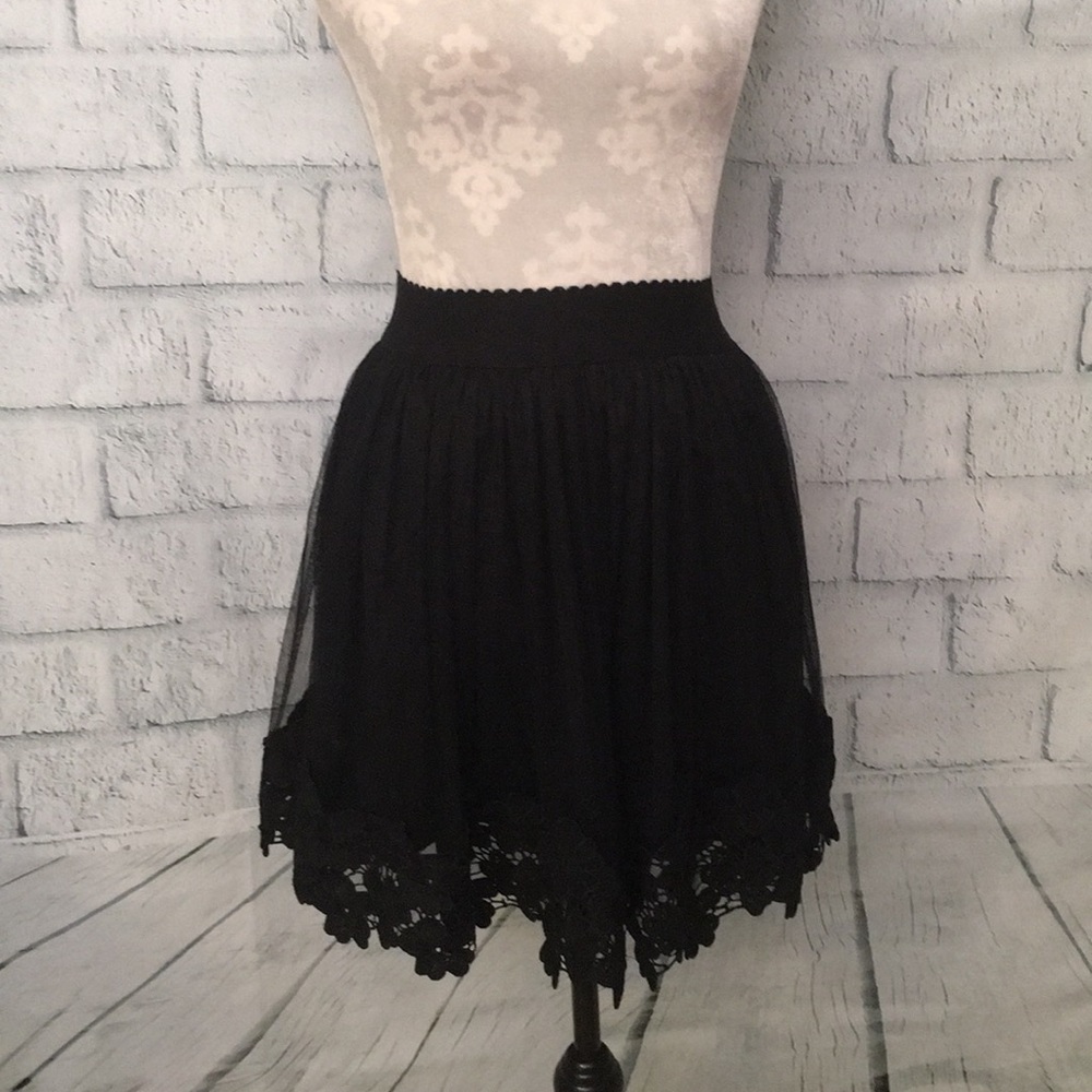 Rose lace full mini skirt